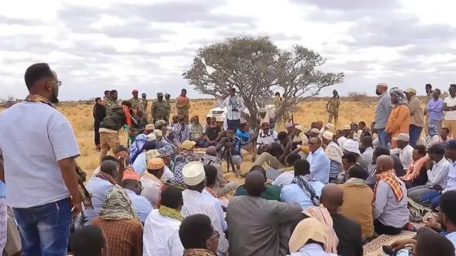 "Waa la isla qaatay sidaas ayaana ciidamadii lagu soo kala raray, ciidamadii dhex-dhexaadka ahaa iyo wasiirradiina goobtii ayay ku hareen."