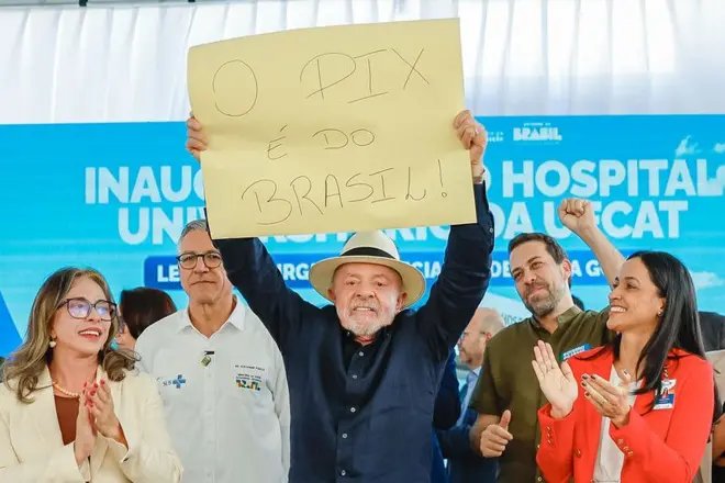 Lula com cartaz sobre o Pix