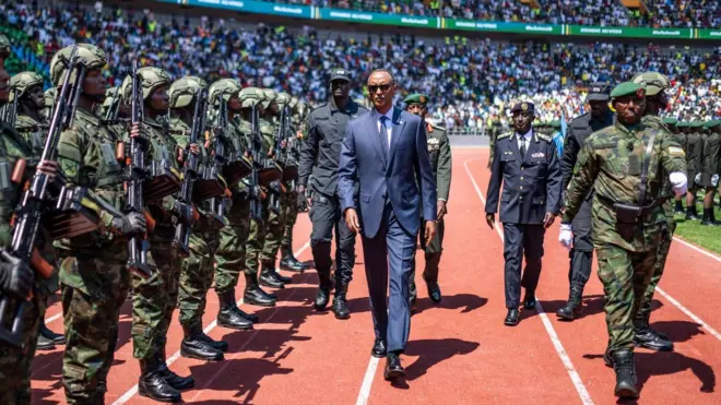 Perezida Paul Kagame aca mu karasisi ka gisirikare kuri stade Amahoro ku wa kane bizihiza umunsi wo kwibohora mu Rwanda