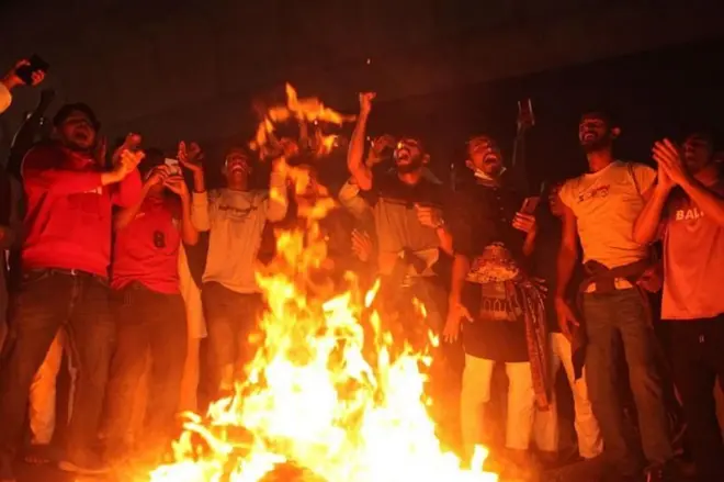 विद्यार्थी नेता शरीफ उस्मान हादी यांच्या मृत्यूनंतर बांगलादेशची राजधानी ढाकामधल्या अनेक भागात हिंसाचार उफाळून आला.