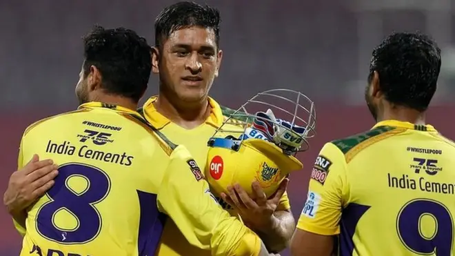 जीत के बाद कप्तान रवींद्र जडेजा पूर्व कप्तान महेंद्र सिंह धोनी से गले मिलते हुए. 9 नंबर की पीली जर्सी में रायडू और आईपीएल में डेब्यू कर रहे मुंबई के ऋतिक शौकीन ब्लू जर्सी में साथ खड़े हैं.