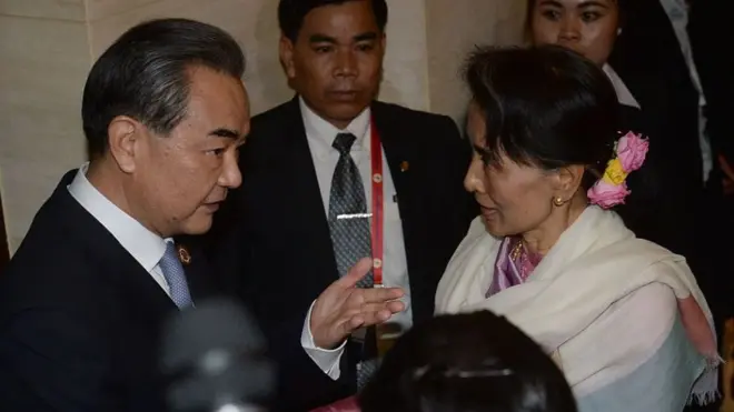 တရုတ် နိုင်ငံတော် ကောင်စီဝင်၊ နိုင်ငံခြားရေးဝန်ကြီးဌာန ဝန်ကြီး မစ္စတာ ဝမ်ယီ ၂၀၁၆ ခုနှစ်မှာ ဒေါ်အောင်ဆန်းစုကြည်နဲ့တွေ့ဆုံစဉ်