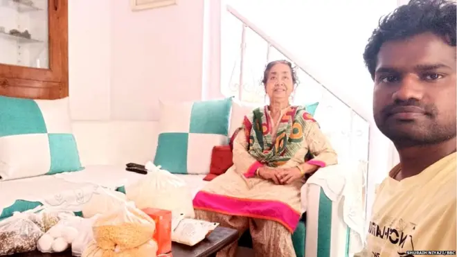 लॉकडाउन में दूसरों की मदद करते युवा