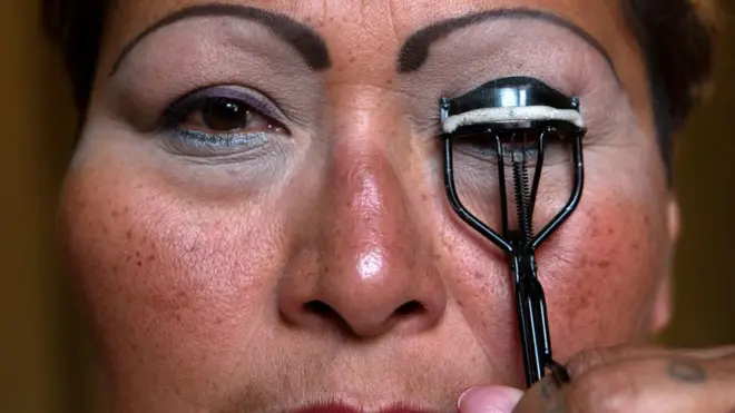 Паула ишга бориш олдидан бўянмоқда. Аммо у энди кўчага ишлашга чиқмайди.