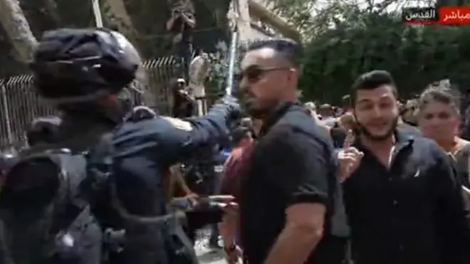 مراسل بي بي سي: قوات الجيش الإسرائيلي تتعدى على الفلسطينيين بالعصي أثناء تشييع جنازة شيرين أبو عاقلة