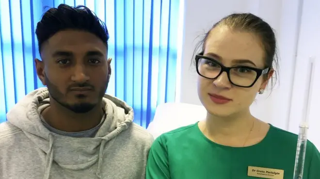 Abdul Hasan acudió a una clínica, pero los médicos han encontrado que muchos hombres tratan de rellenar su pene por cuenta propia.