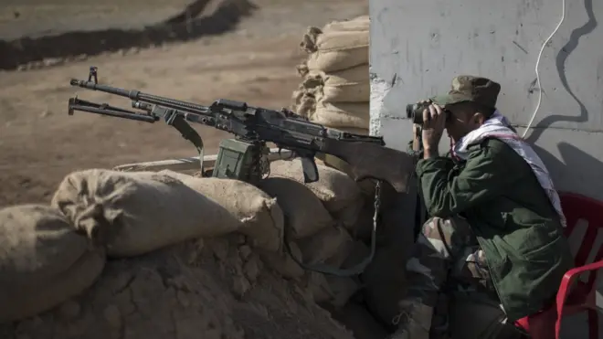 جندي عراقي يراقب مواقع تنظيم الدولة في الموصل