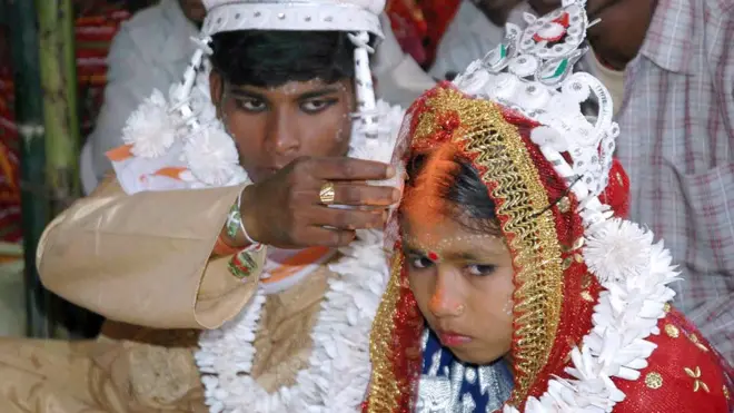 В Индии и других странах девочек часто выдают замуж за мужчин старше их