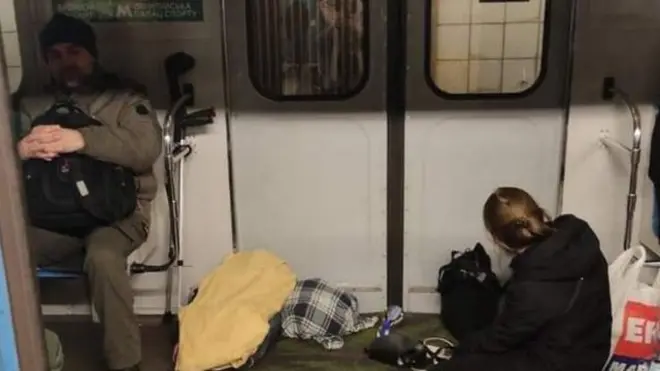 Киевликлар икки тунни Киев метроси бекатлари ва бекат ичидаги вагонларда ўтказмоқдалар