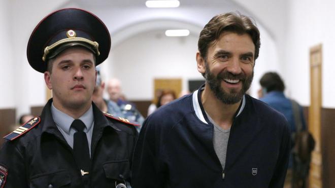 Абызов в суде улыбался, хотя ему продлили срока ареста. Он снова заявил о своей невиновности
