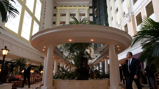 Görüşmelerin yapılacağı Rixos Oteli'nin koridorlarını gazeteci ve diplomatlar dolduruyor