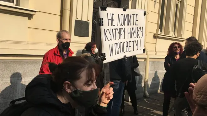 Skup ispred Prirodnjačkog muzeja