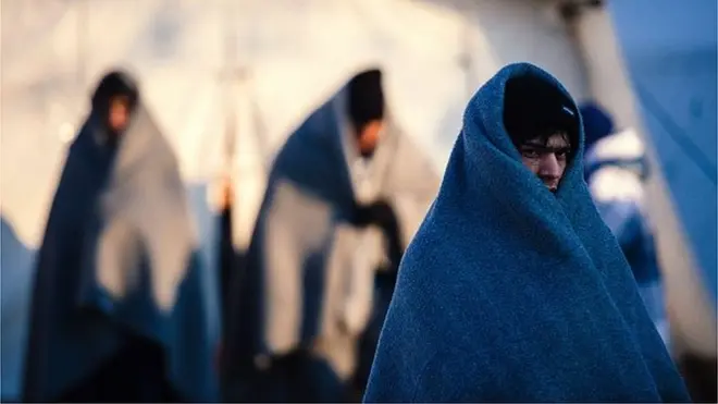 Les migrants sous le froid avec quelques couvertures