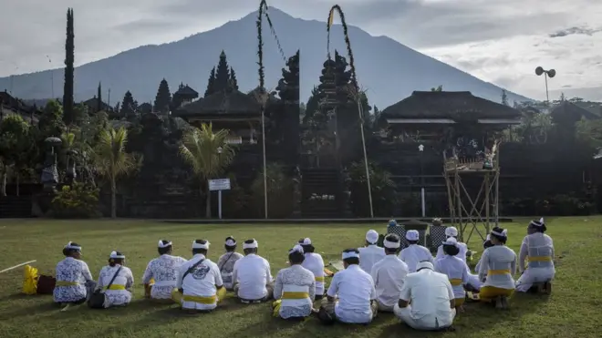 Tidak ada yang bisa memasitkan kapan sebuah gunung api akan meletus dan seberapa lama.