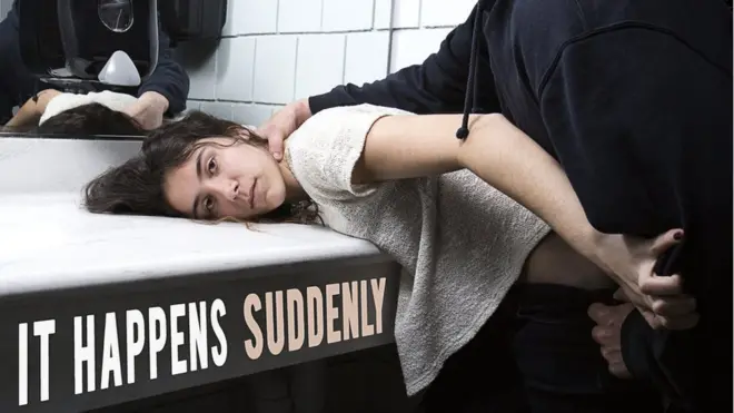 La serie de imágenes recrean violaciones en Estados Unidos.