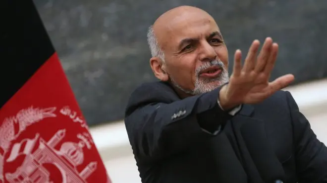 ارګ د ښاغلي اتمر څوکۍ په امنیتي سکتور کې "غیر اجراییوي" بللې او ټینګار کوي چې ښاغلی اتمر "خپله دنده په ډېر صداقت" تر سره کوي.