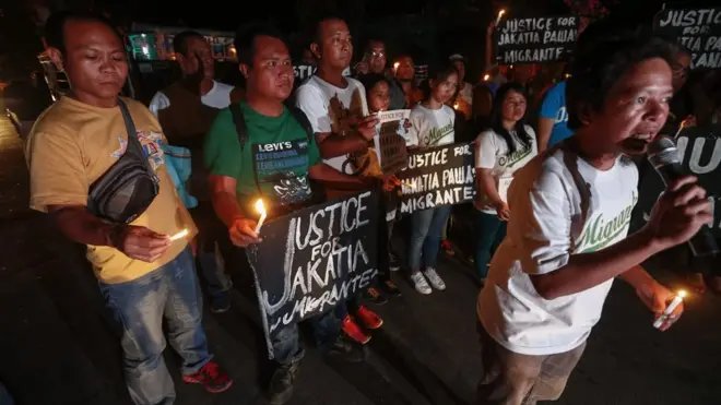 متظاهرون فلبينيون يحتجون على اعدام عاملة فلبينية في الكويت