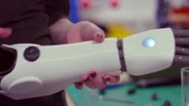 3D 프린팅 기술로 개발한 팔