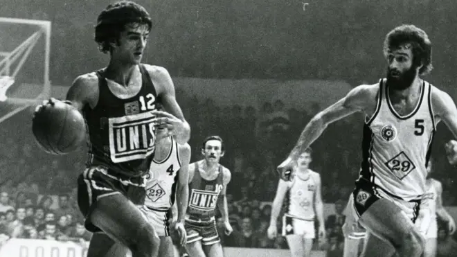 Мирза Делибашић (лево) на мечу против београдског Партизана