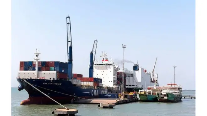 Il y a aussi les contraintes d'espace obligeant les navires à souvent attendre à l'ancrage avant d'entrer au port de Banjul