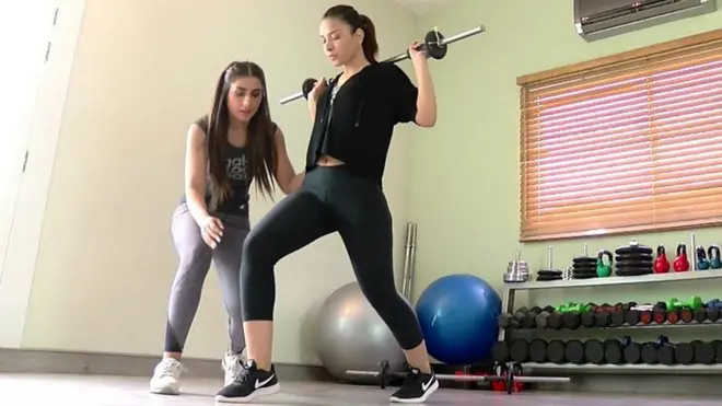 فیشن ماڈل ٹریننگ کرتے ہوئے