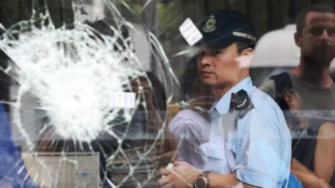 周一（7月1日）在香港主权交还给中国的周年纪念这一天大批抗议者在举行过示威后冲进香港立法会