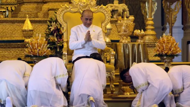 สถาบันกษัตริย์กัมพูชามักถูกมองว่ามีบทบาทเป็นเพียงสัญลักษณ์ของชาติ