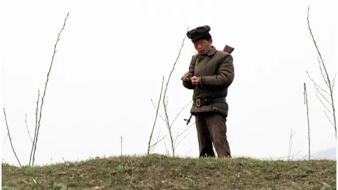 这名朝鲜士兵在想什么呢？