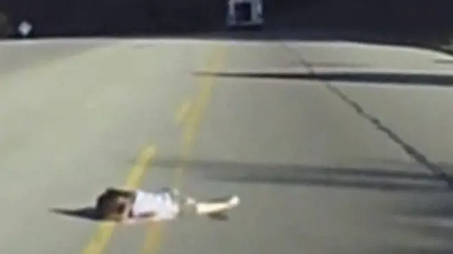 لحظة سقوط طفلة من حافلة مدرسية