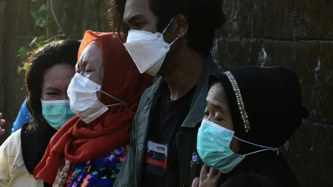 Pihak keluarga menangis melihat proses pemakaman jenazah korban COVID-19 di pemakaman khusus COVID-19, Macanda, Kabupaten Gowa, Sulawesi Selatan, Selasa (27/7/2021).