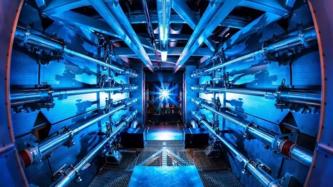 เครื่องยิงเลเซอร์ของ NIF เป็นส่วนหนึ่งของห้องปฏิบัติการแห่งชาติลอว์เรนซ์ ลิเวอร์มอร์ ในสหรัฐฯ