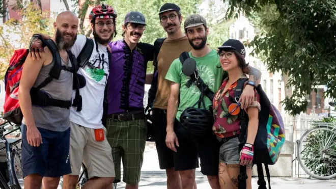 دشنت كريستينا روبلز، على يمين الصورة، مؤخرا مع مجموعة من الأصدقاء مشروعا لتوصيل الطلبات بالدراجات إلى المنازل.