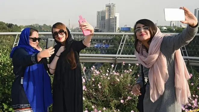 تهران کې نجونې سیلفي اخلي.