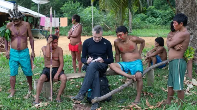 Dom Phillips (tengah) adalah wartawan lepas yang telah menulis untuk media The Guardian, Washington Post, dan publikasi lainnya.