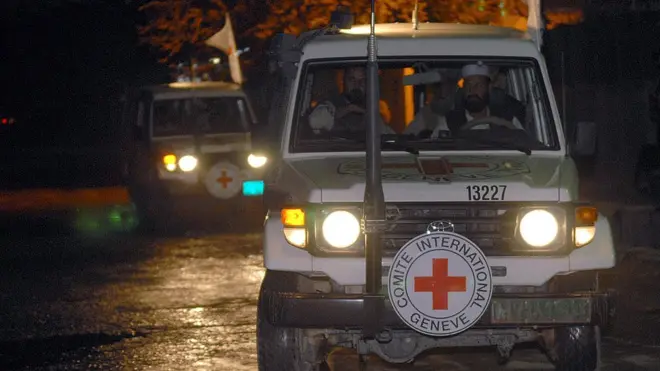 د سره صلیب د نړیوالې کمېټې چارواکي وايي، د دوی همکاران له خلکو سره د مرستې په خاطر جوزجان ته تللی و چې د وسله والو خوا پرې برید وشو.