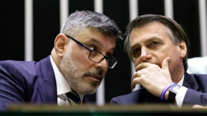 Frota e Bolsonaro conversam na Câmara, no dia 29jogos de burraco online gratismaio: relação do deputado com o governo já estava azedando