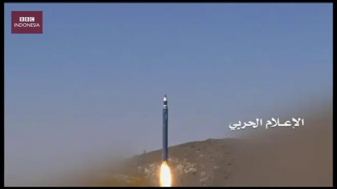 Houthi melancarkan serangan rudal balistik ke Istana al-Yamama di Riyadh.