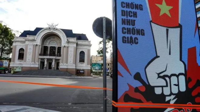 Tinh thần 'chống dịch như chống giặc' trên một biển báo ở TP HCM, nơi đang có số ca nhiễm tăng cao