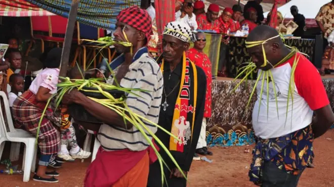 Ndị egwu Aba, Isimkpu ji akwa na iri uju bịa Amaikpe maka Eze Ogo ha nwụrụ anwụ igosi na obi adịghị ha mma.