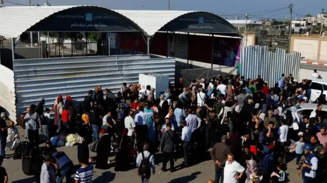 فلسطينيون تجمعوا خارج معبر رفح مع مصر