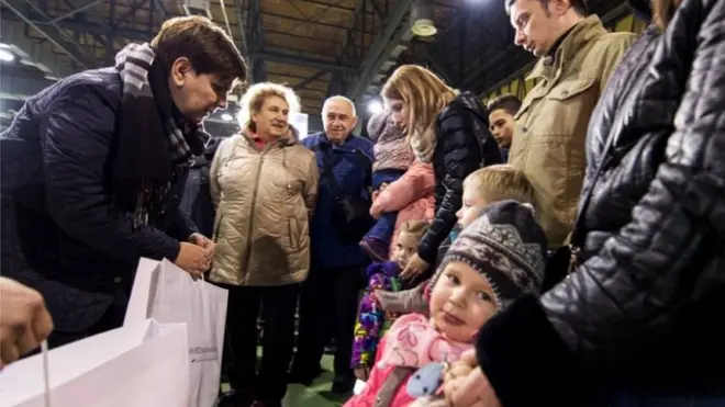 Уряд Польщі евакуював з Донбасу кілька сотень осіб польського походження. Скільки людей виїхали звідти на захід самостійно, невідомо.