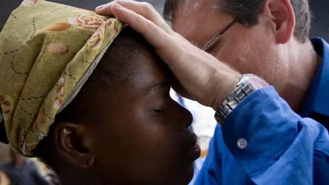 Misionero cristiano en Haití tras el terremoto de 2010.