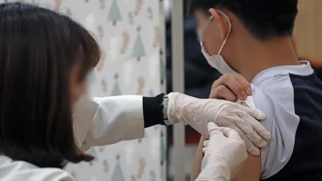 20일 세종시에 위치한 찾아가는 백신접종 거점 학교에서 중학생이 코로나19 백신을 접종하고 있다