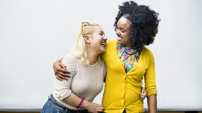 Sororidad "es la amistad entre mujeres que ni siquiera son amigas", dice la escritora Gabriel Wiener.