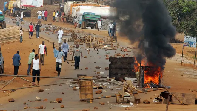 Des manifestants barricadent la route dans une banlieue de Conakry en 2006 (illustration)