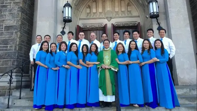 Cha Thomas Trần và các thành viên của dàn hợp xướng Cecilia tại nhà thờ St. Nicholas Tolentine