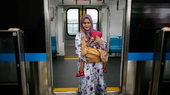 Pengguna uji coba MRT gratis menggunakan moda transportasi ini sampai 31 Maret.