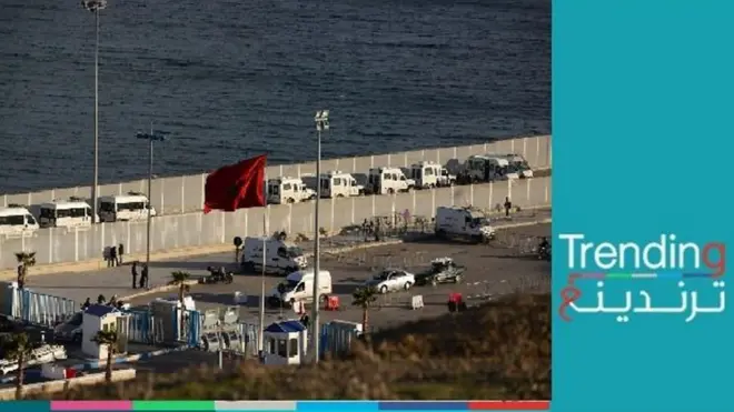 حاول مغربي قطع الحدود بين المغرب وإسبانيا سباحة في نقطة التقائها على شاطئ البحر في مدينة سبتة، وذلك بعد انتظار طويل لإجلائه بسبب جائحة كورونا، بينما بدأت الحكومة في إجلاء المئات.