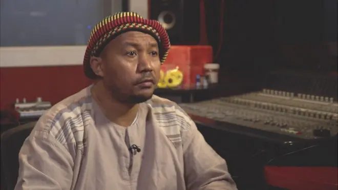 أيمن ماو مغني راب سوداني عرف بأغانيه التي تنتقد نظام البشير في السودان عاد إلى بلاده من المنفى الإختياري في الولايات المتحدة الأمريكية ليغني أمام الآلاف من معجبيه.