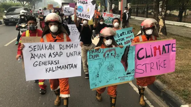 Mahasiswa turun ke jalan memprotes asap beracun yang mereka hirup karena kebakaran hutan.